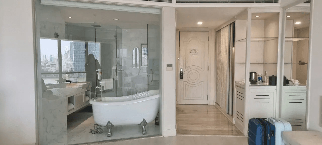 객실에서 욕조, 욕실 내부가 훤히 보이는 모습.